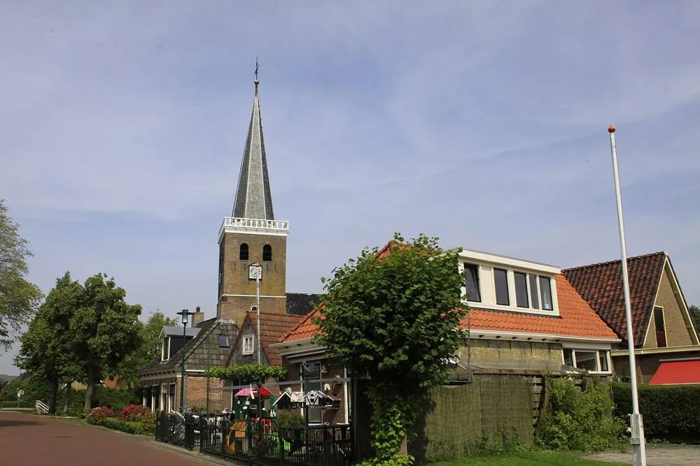 Oppenhuizen: Johanneskerk uit 1695 in Toppenhuzen.