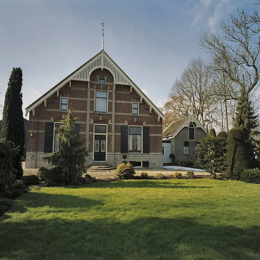 Zevenhuizen: Gezicht op voorgevel met ingangspartij, houten geveltop met makelaar - Zevenhuizen - 20390060 - RCE